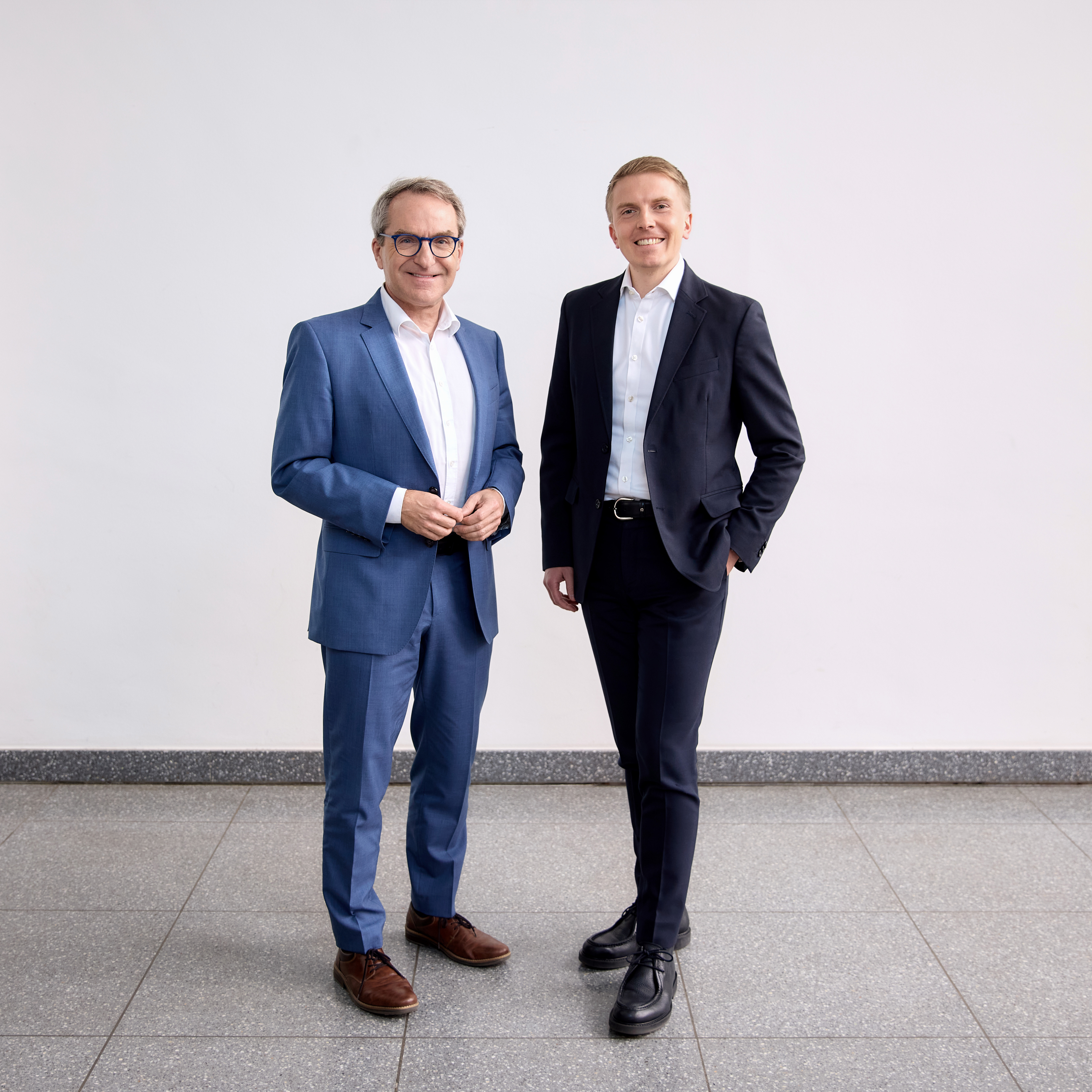 Dr. Martin Küssner und Niklas Müller lächeln. 