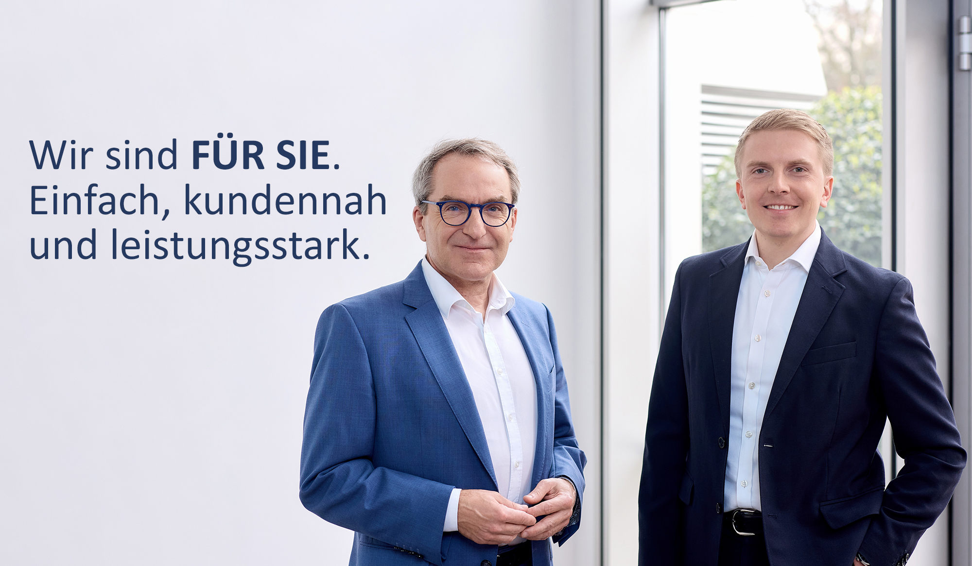 Dr. Martin Küssner und Niklas Müller stehen nebeneinander und lächeln