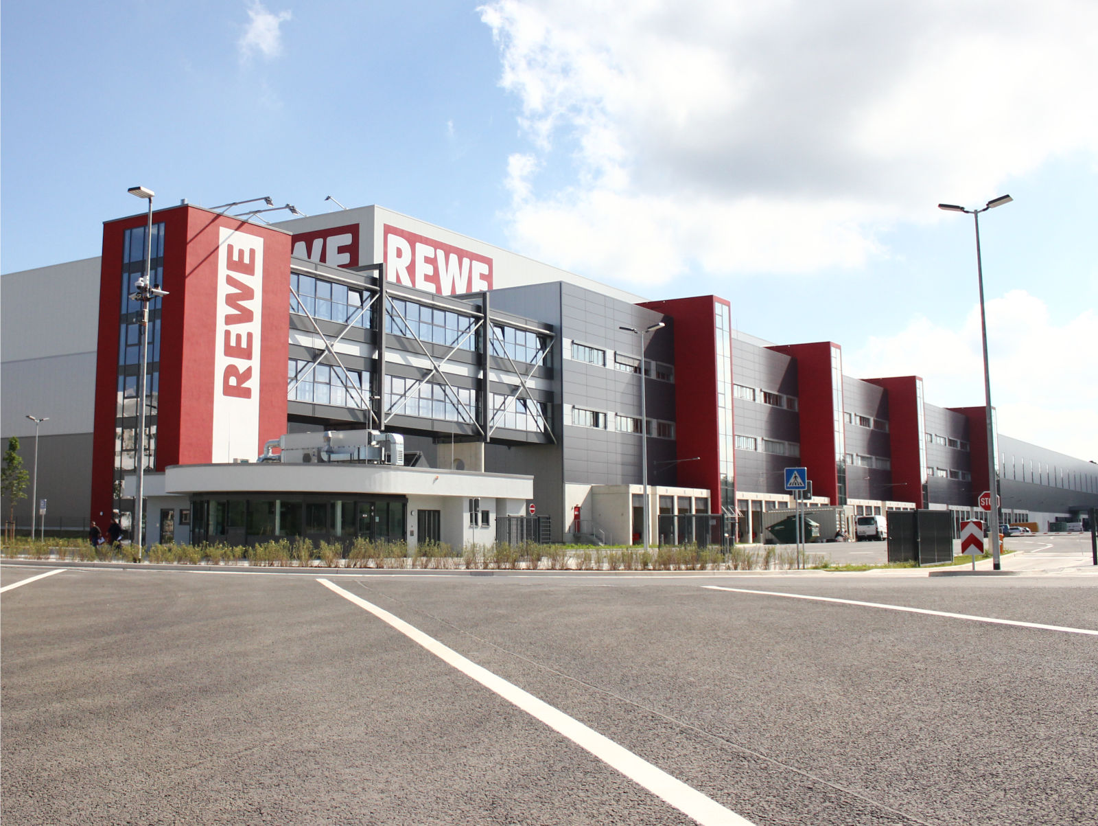 Ein REWE-Lager Standort wird von außen gezeigt.
