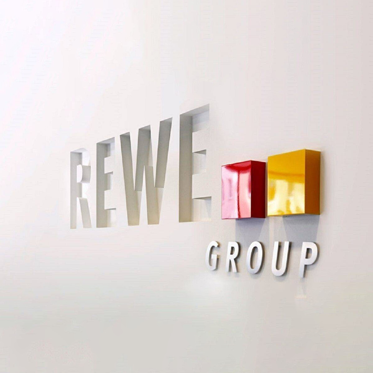 Das Logo der REWE Group von der Seite.