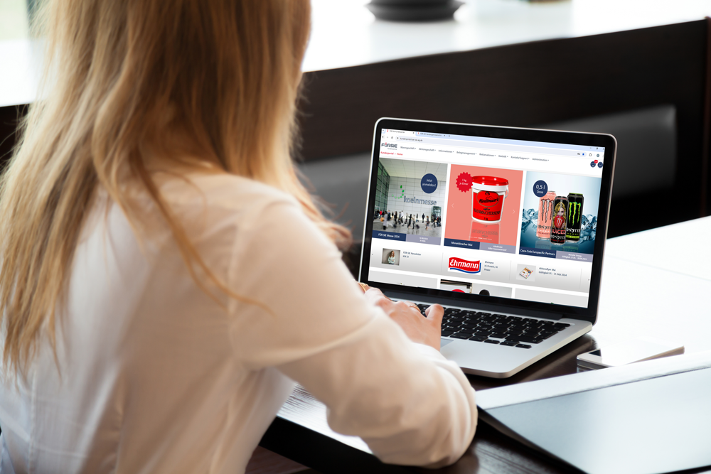 Eine Frau sitz vor dem Laptop. Das FÜR SIE Kundenportal ist auf dem Bildschirm zu sehen.